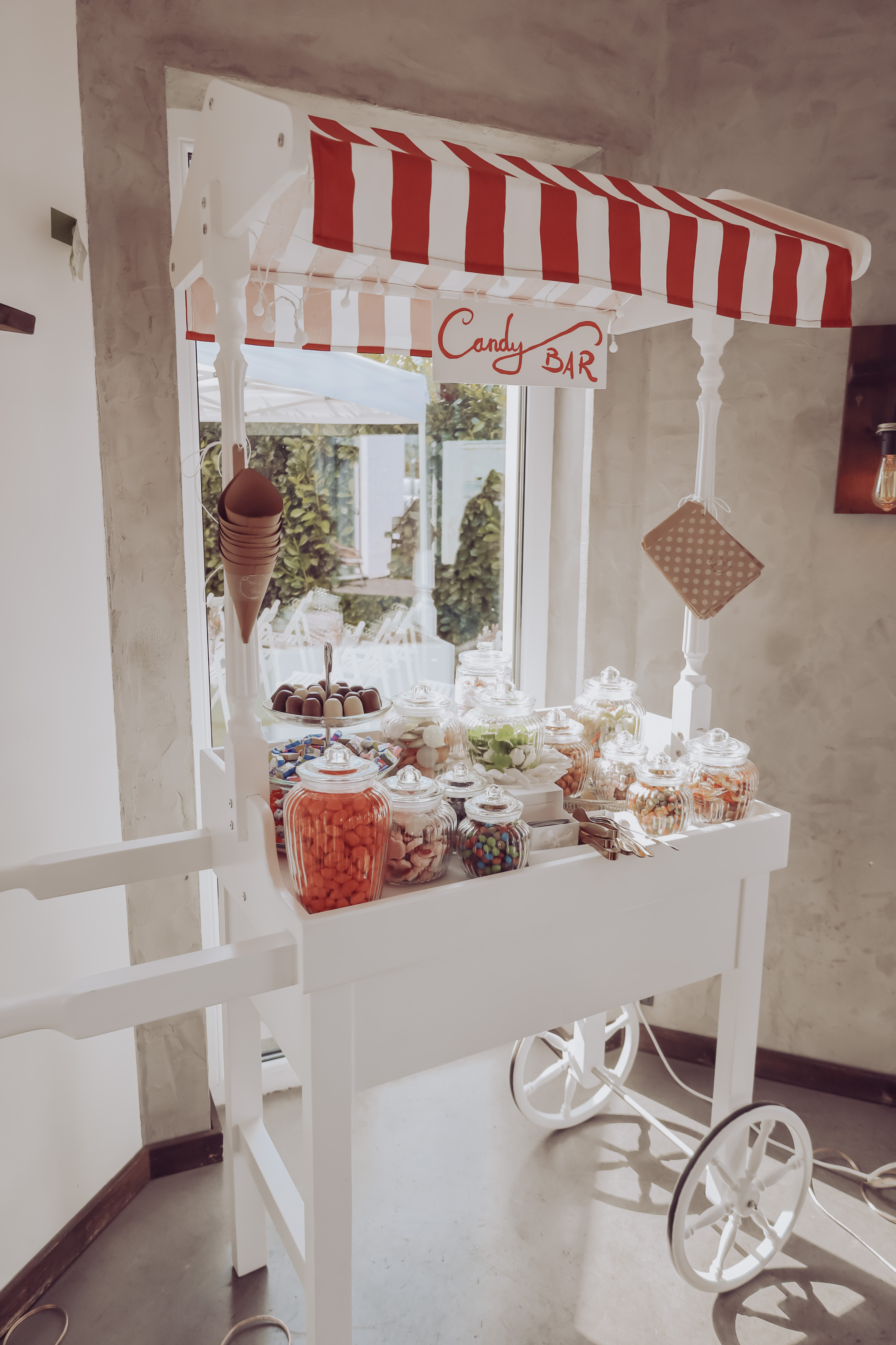Handgefertigte Candy Bar aus Holz als Dekoration für eine Hochzeit